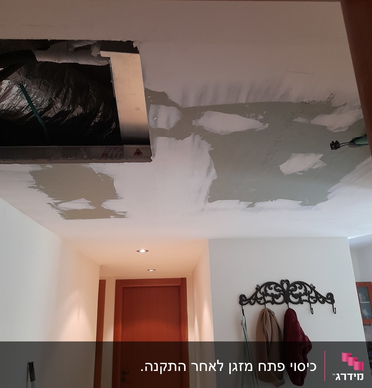 תיקון תקרת גבס עם טלאים וחור פתוח